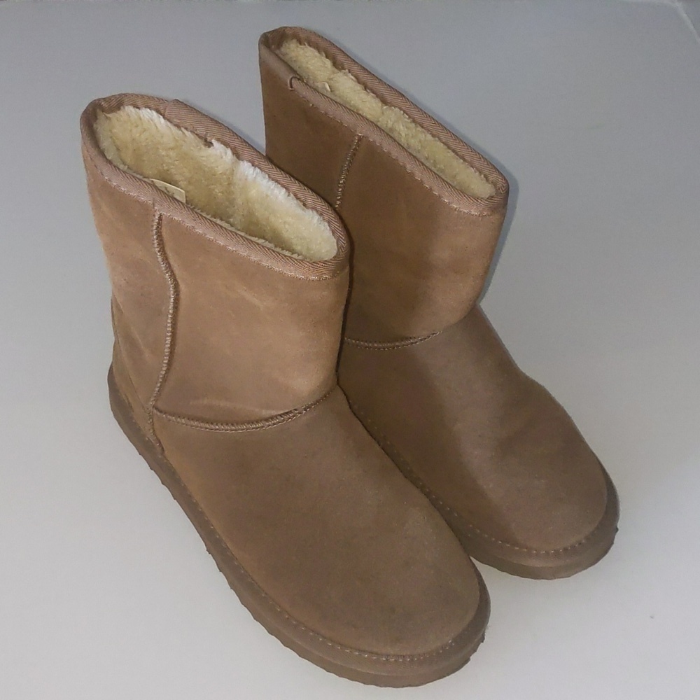 Brown women's boots size 7. No name brand/UGG inspired.